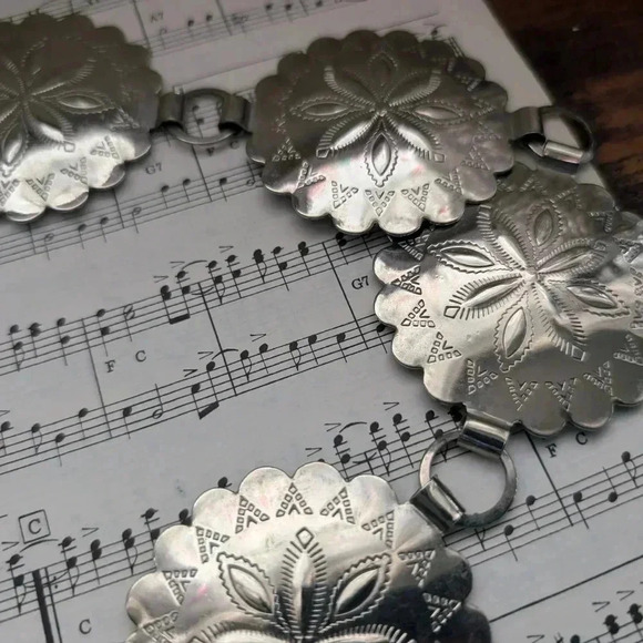 Silver Floral Link Belt - Picture 9 of 9